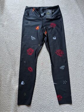 Nike Power Pocket Lux Leggings Womens Medium NWT Black Rose Lightning Heart Prin